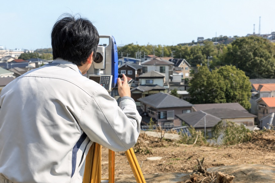測量機器を使って調査する様子